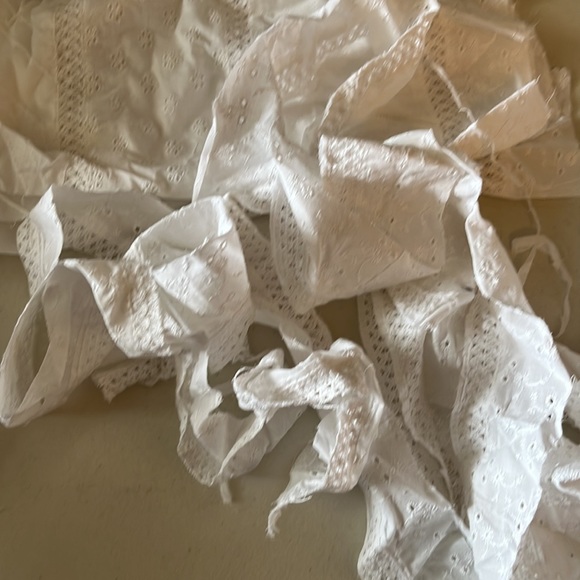 About 6 Pieces of Fabric Reminisce of Lace, White - Picture 4 of 4